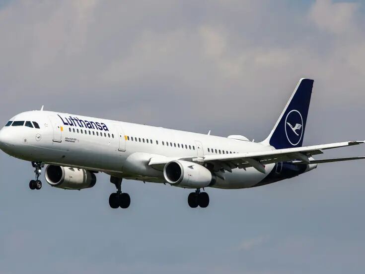 Muere pasajero de avión de 63 años en pleno vuelo de Tailandia a Alemania: “Litros de sangre salían de su boca y nariz”