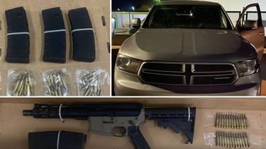 Aseguran vehículo robado, arma de fuego y cartuchos en Guaymas