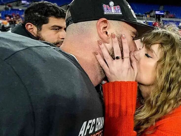 VIDEO: Taylor Swift le roba un BESO a su novio Travis Kelce después de la victoria de los Chiefs sobre los Ravens