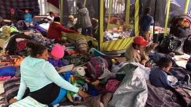 Logran 25  migrantes centroamericanos cruzar a EU en busca de asilo político