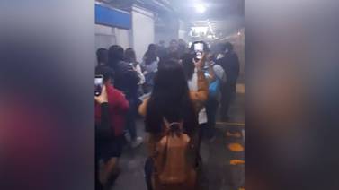 Reportan caos por presencia de humo en estación Hidalgo de la Línea 2 del Metro de la CDMX