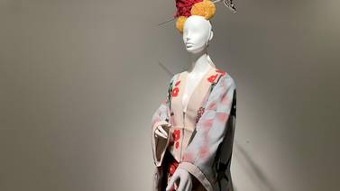Japón y los maridajes de kimonos con batas de cola