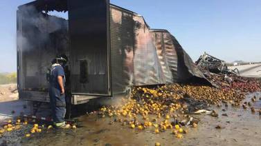 VIDEO: Tráiler se incendia tras chocar con otro tractocamión en Hermosillo-Guaymas