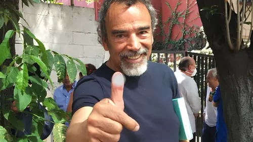 Damián Alcázar emite su voto e insta a la ciudadanía a participar