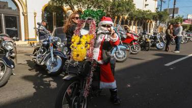 Adelantan Navidad a 5 mil niños los 'Santas' sobre ruedas