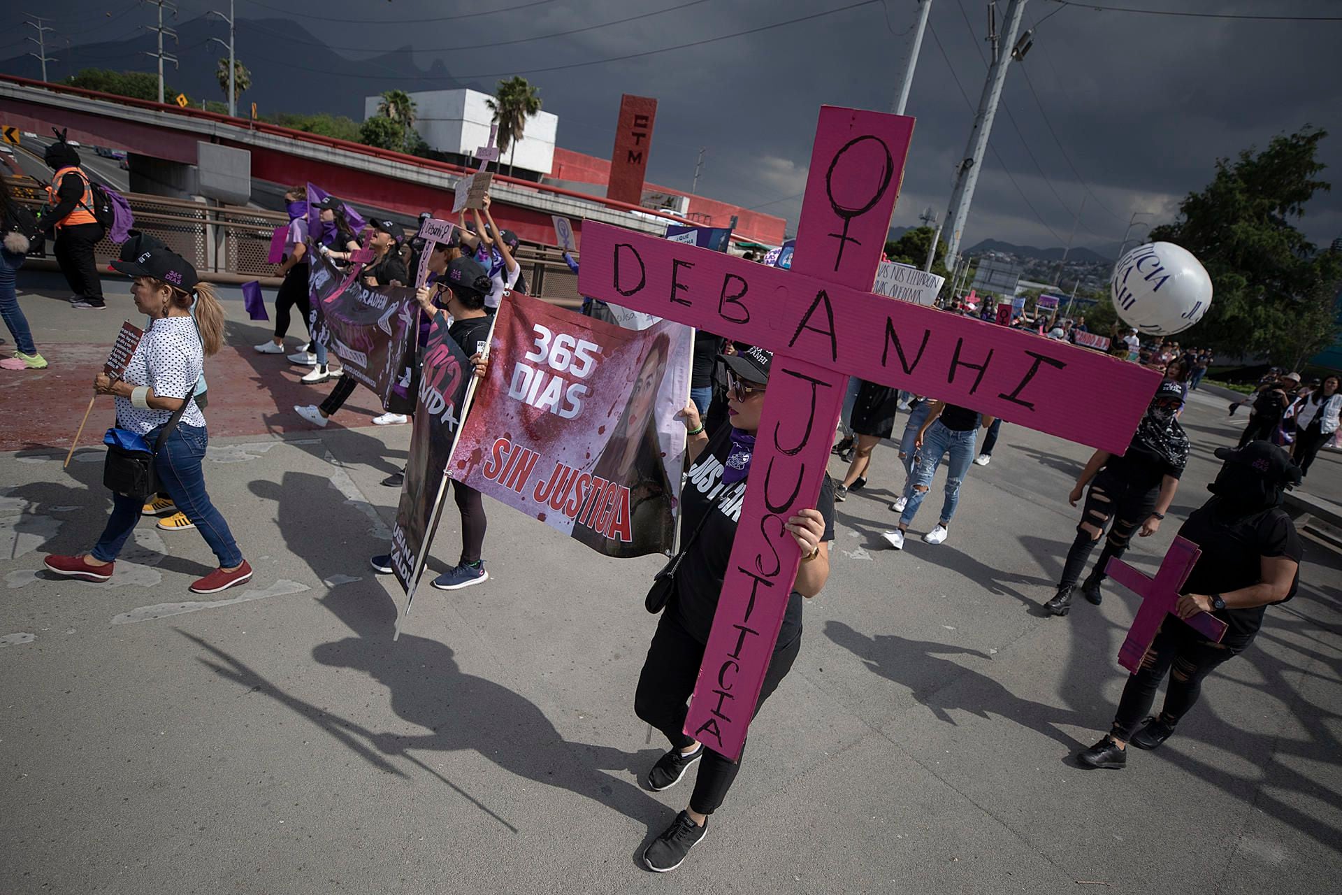 Familiares, amigos y colectivos feministas protestan hoy, frente al palacio de Gobierno en Monterrey, estado de Nuevo León (México). EFE/Antonio Ojeda.
