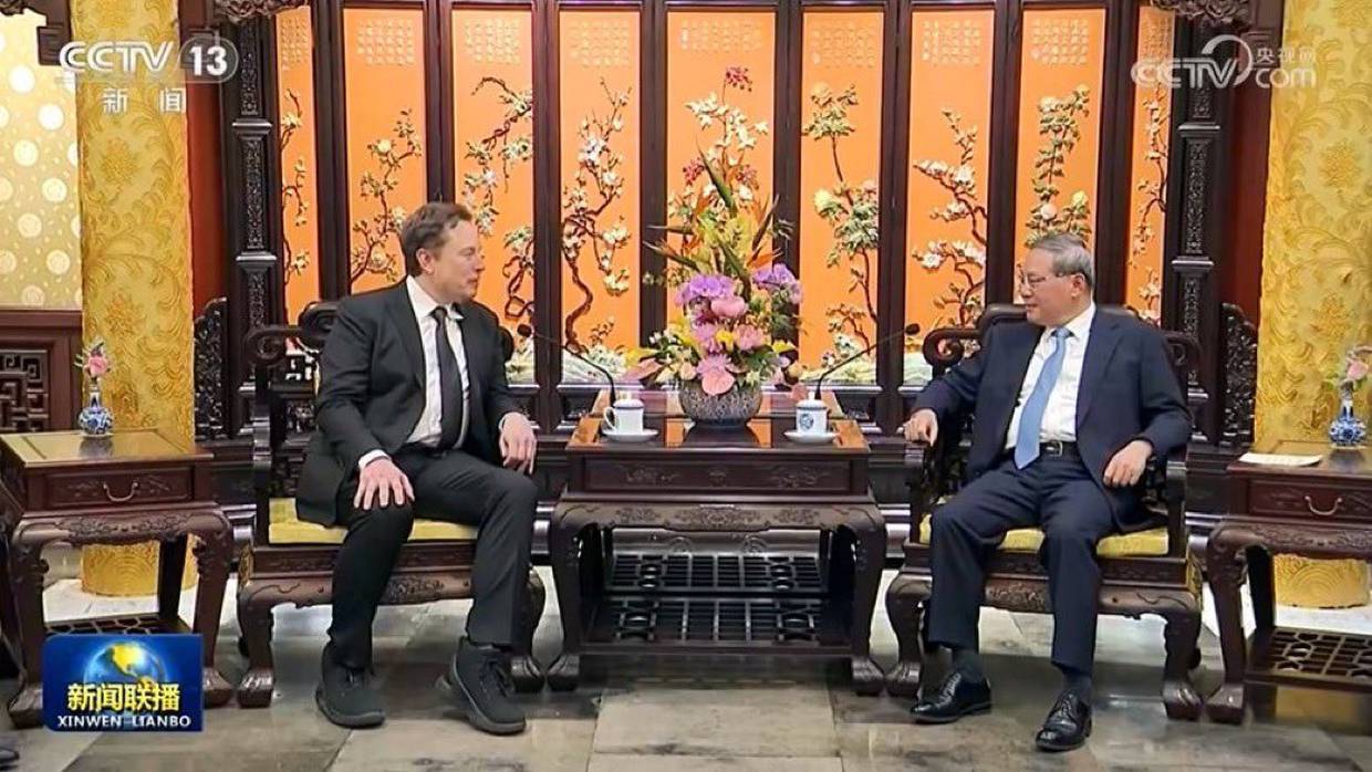 Elon Musk con el primer ministro Li Qiang en Pekín.