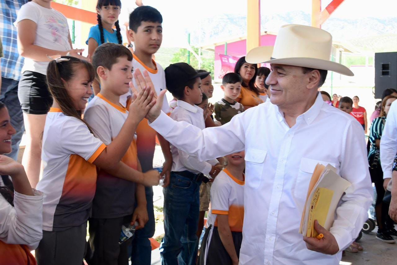 El gobernador Alfonso Durazo saluda a estudiantes durante un evento. FOTO: ESPECIAL