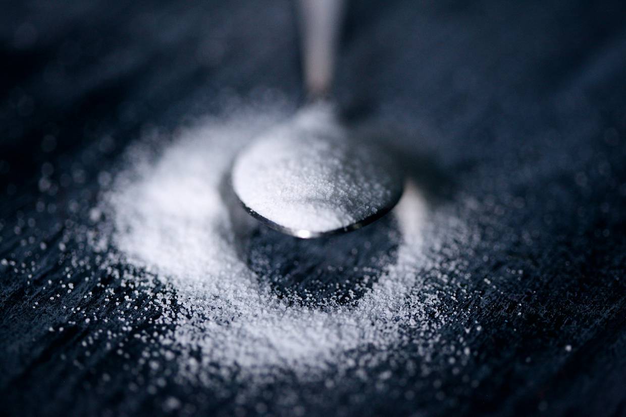 Las recomendaciones de la OMS sugieren limitar la ingesta de azúcar a un máximo de 30 gramos al día