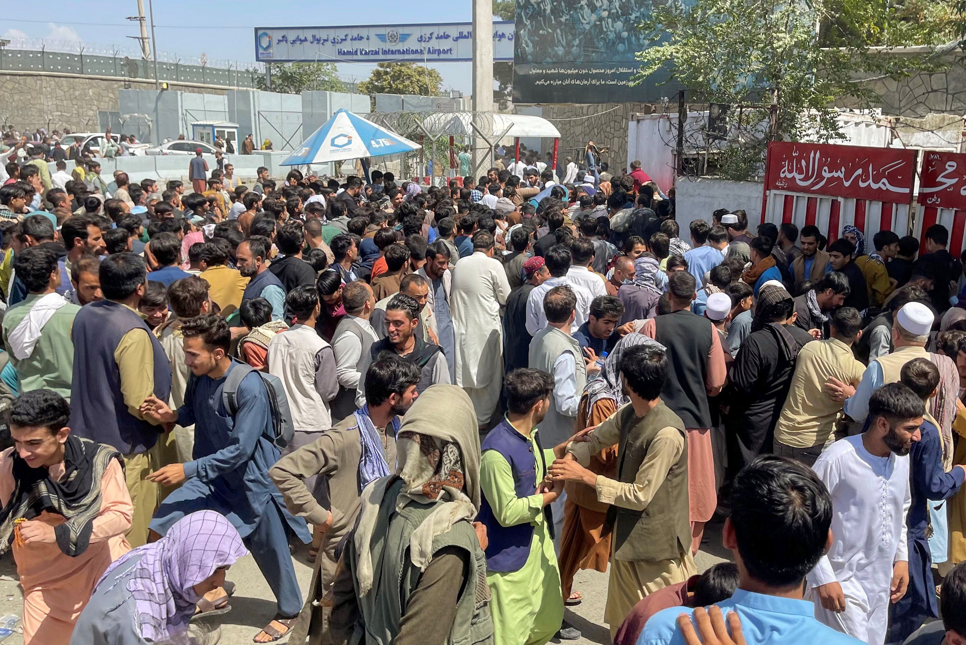 Miles de personas intentan ingresar al Aeropuerto Internacional Hamid Karzai, en Kabul, Afganistán, Agosto 16, 2021. REUTERS/Stringer
