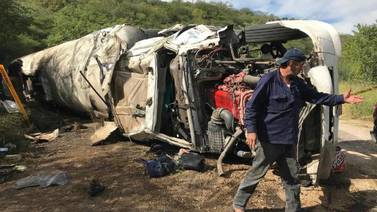 VIDEO: Sufre graves heridas chofer de pipa que volcó en tramo carretero Ures-Mazocahui