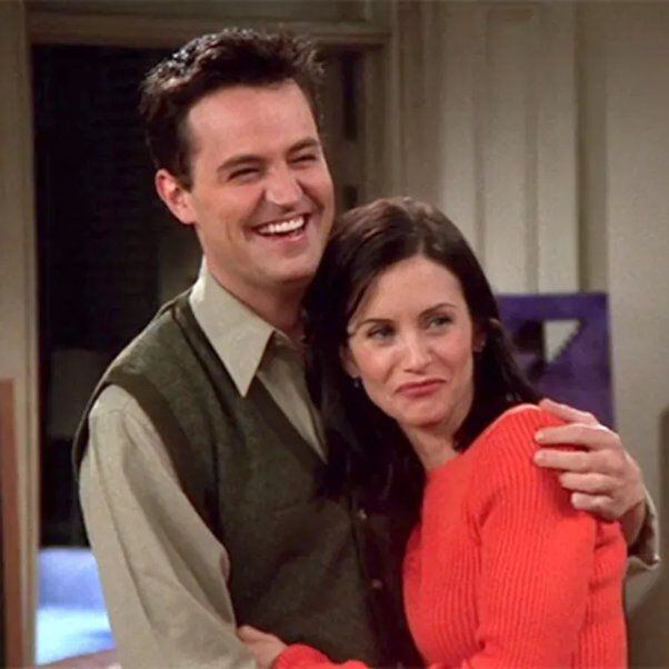 Matthew Perry y Courteney Cox como "Chandler" y "Mónica" en la serie "Friends"