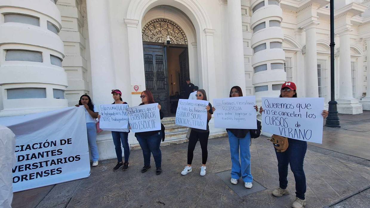 Estudiantes de la Universidad de Sonora (Unison) se manifiestan frente al Palacio de Gobierno.