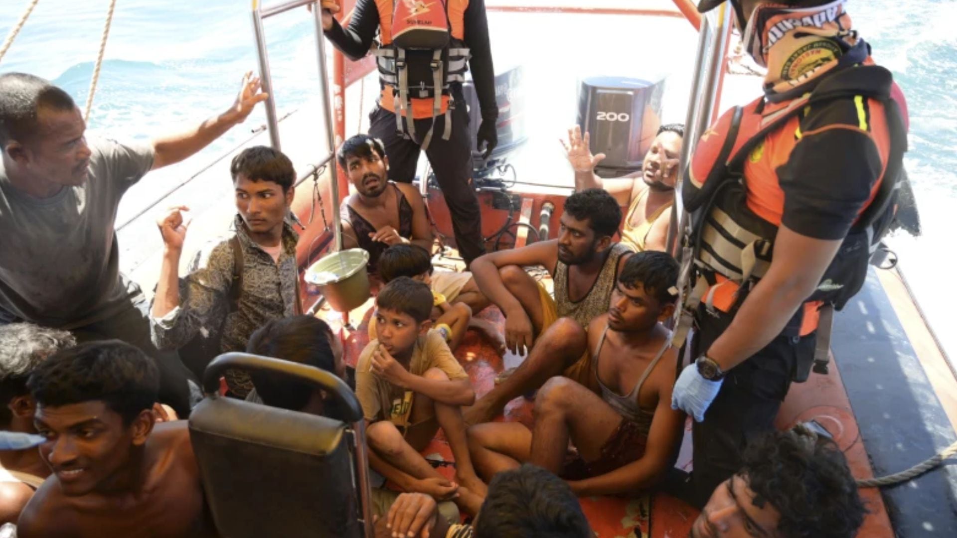 En una dramática operación de rescate, decenas de refugiados musulmanes rohinyá abordo de un barco de rescate indonesio. Foto: AP Photo/Reza Saifullah