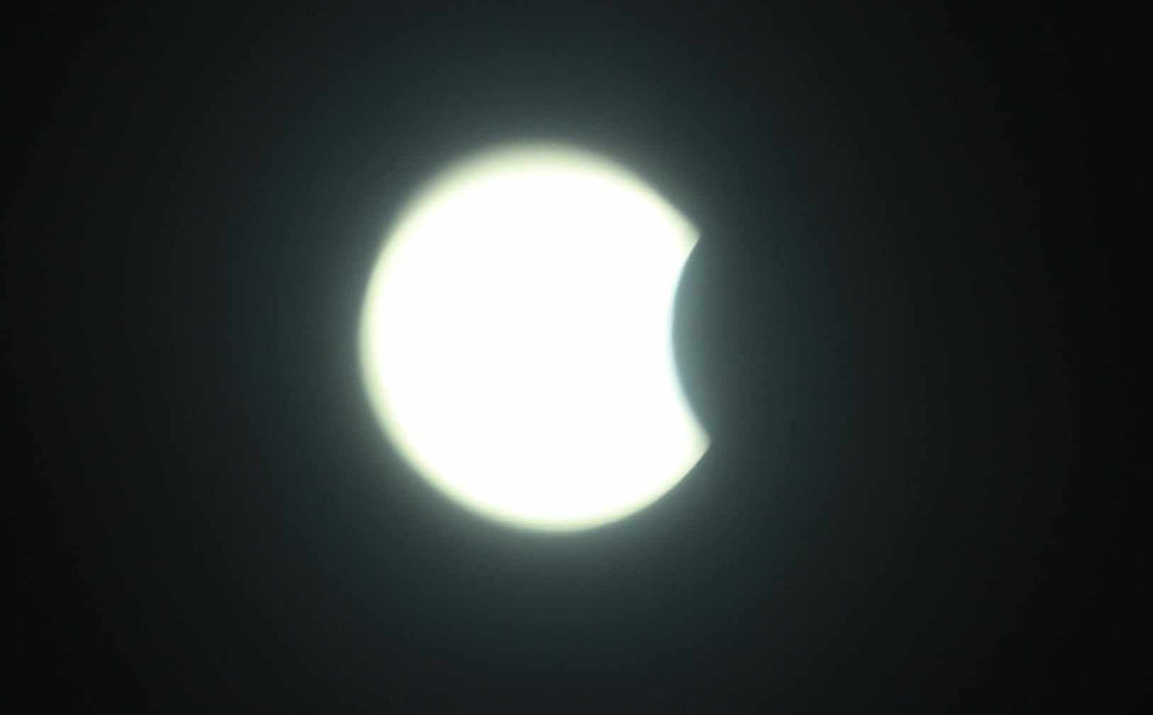 Así se ve el eclipse solar alrededor de las 10:15 a.m. en la capital sonorense.