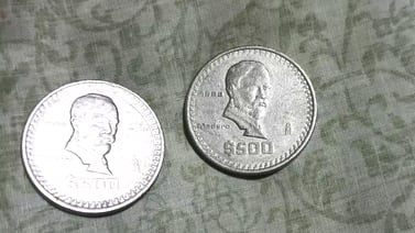 Se venden 2 monedas de Lázaro Cárdenas en Mercado Libre por 10 mil pesos
