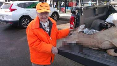Mujer de 104 años caza por primera vez; ciervo es su víctima
