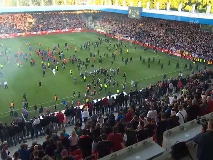 VIDEO: Aficionados invaden el campo para agredir a seguidores del equipo visitante