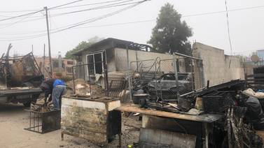 Fuego deja sin hogar a tres familias de Rosarito