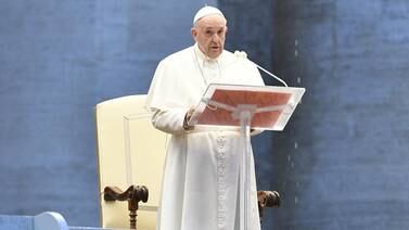 Papa Francisco asiste a funeral de su médico personal, quien falleció por complicaciones de Covid-19