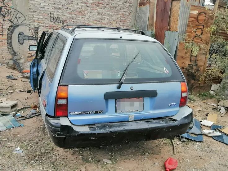 Sorprenden a hombre desmantelando auto robado en Hacienda de los Portales