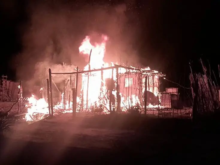 Se incendia vivienda en el ejido Oviedo Mota