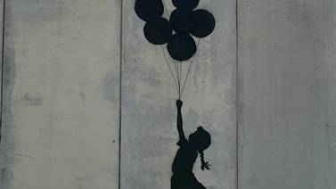 La emblemática obra “Niña volando con globos” de Bansky en el muro que separaba Israel y Palestina en Cisjordania