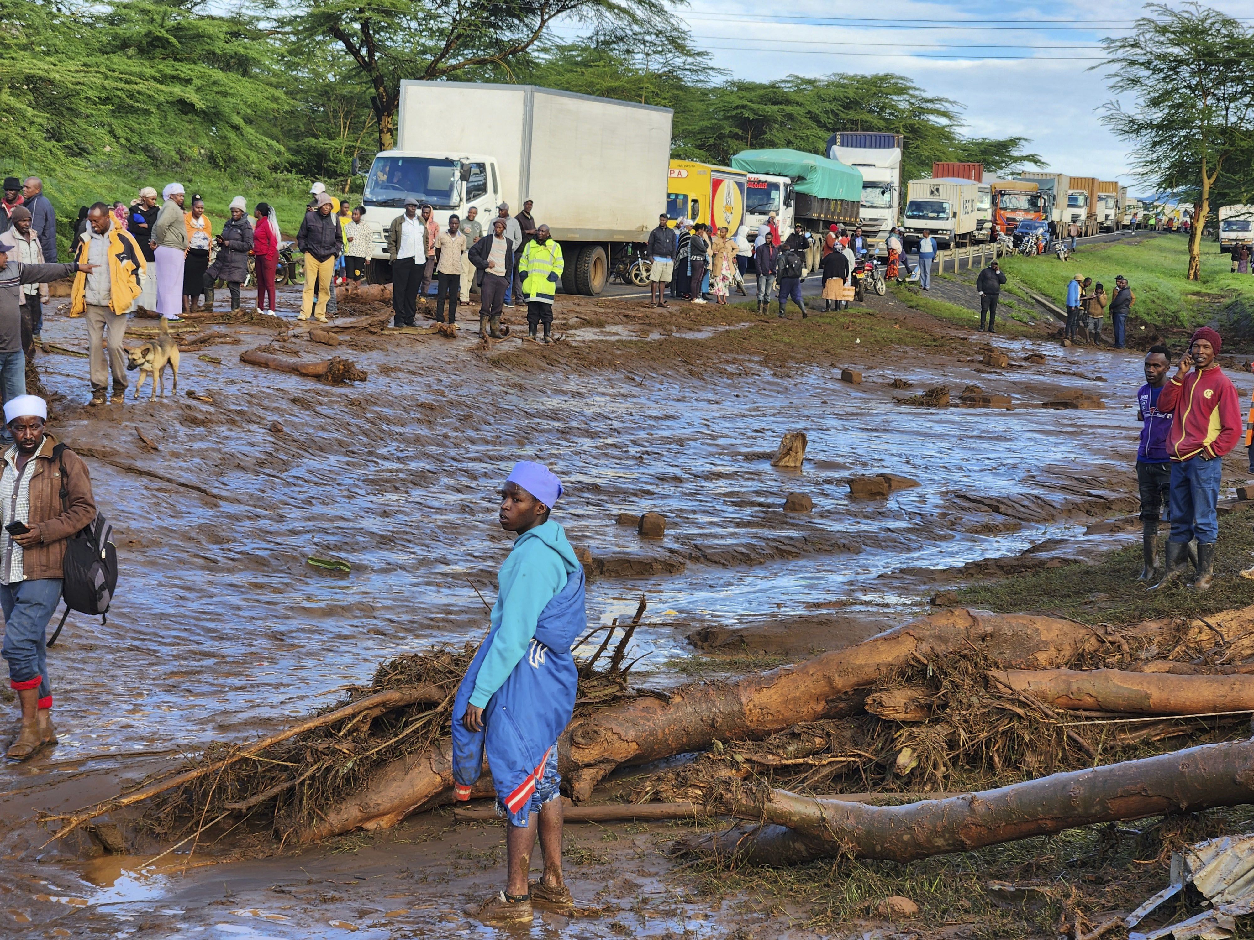 Gente reunida en la carretera principal tras la ruptura de una represa en el poblado de Kamuchiri, en Mai Mahiu, condado de Nakuru, Kenia, el lunes 29 de abril de 2024. (AP Foto)