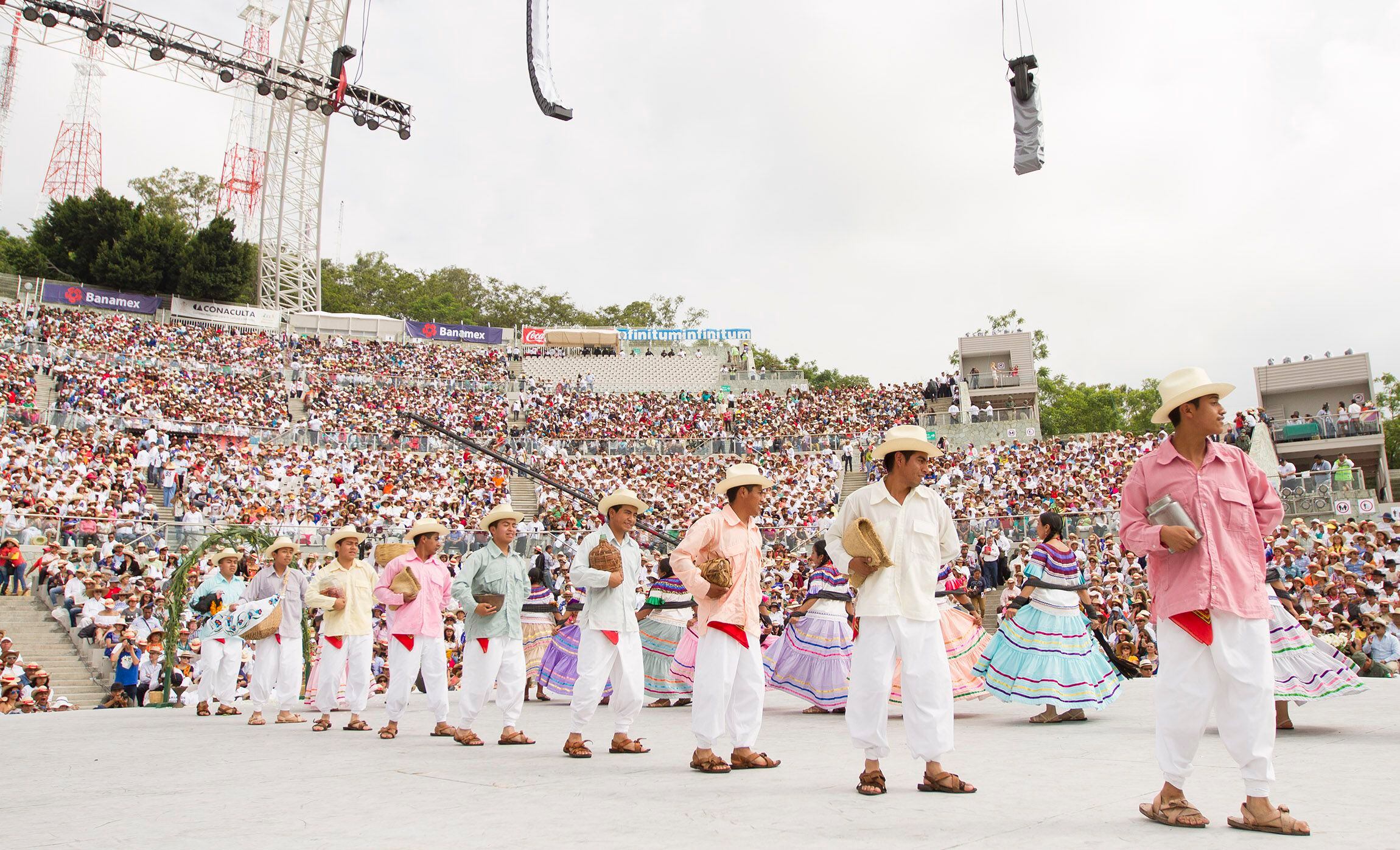 50720118. Oaxaca.- Con mucho orgullo los oaxaqueños participan en los bailes tradicionales del Primer Lunes del Cerro,  llenos de colorido y tradición, como parte de la Guelaguetza 2015.
NOTIMEX/FOTO/ISAIAS HERNANDEZ/IHH/ACE/