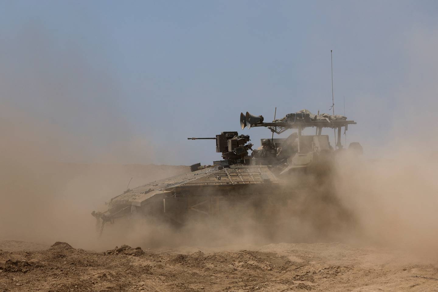 Una blindado israelí maniobra junto a la frontera con Gaza | FOTO REUTERS/Amir Cohen