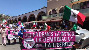 Marchan en Ensenada por la Democracia