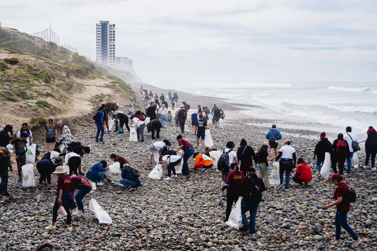 Recolectan 1 tonelada de basura en playas de Tijuana