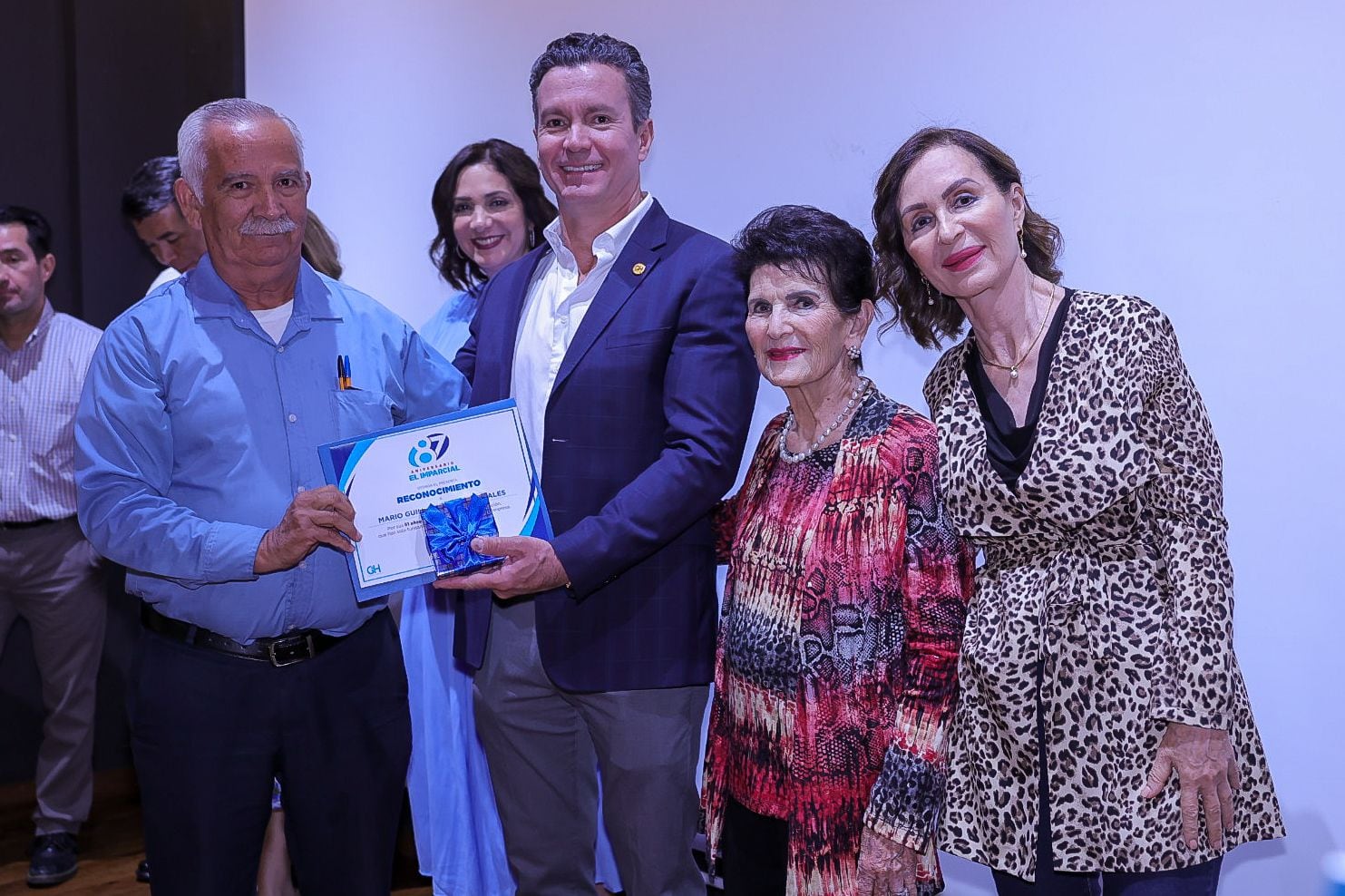Por sus 51 años de trayectoria en la empresa, Mario Guillermo Cota
recibió un reconocimiento de Juan Fernando Healy Loera, señora Silvia
Loera de Healy y Rosa Silvia Healy Loera.