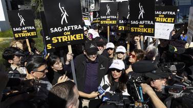 Hollywood: La huelga de escritores concluye, mientras que la huelga de actores persiste