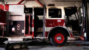 Incendio deja daños en maquina de bomberos