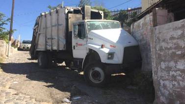 Impacta carro recolector de basura contra domicilio en la Cañada de los Negros