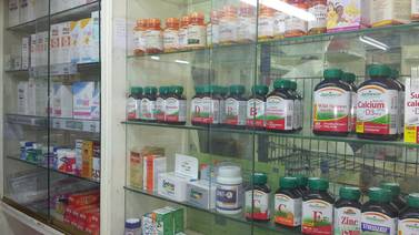 Sancionarán a farmacias que operan sin licencia
