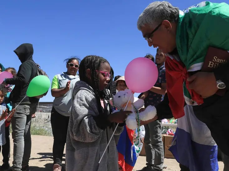 Celebran migrantes el Día del Niño en la frontera de Ciudad Juárez con EU