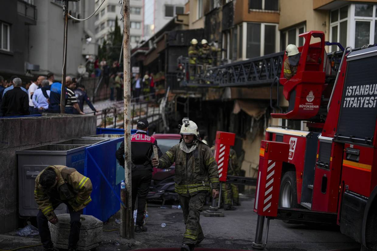 Bomberos trabajan en sofocar un incendio en discoteca de Estambul
