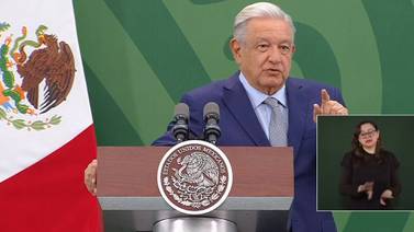 AMLO critica a Boluarte por entregar reconocimiento a Vargas Llosa
