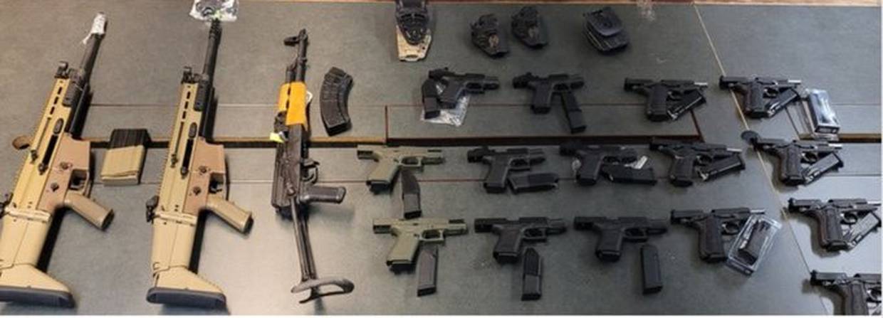 FOTOs cortesía CBP: Gran cantidad de armas y pastillas de fentanilo fueron aseguradas por agentes de la Patrulla Fronteriza en Nogales, Arizona