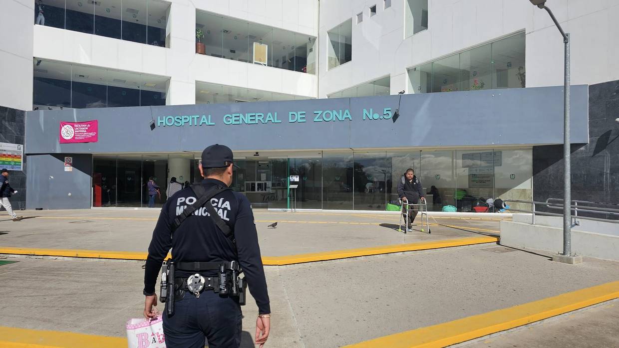El policía municipal de Nogales José Javier Ramos Méndez ayudó a preservar la salud de una mujer y su bebé durante labor de parto