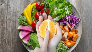 Dieta vegana aumenta el deseo sexual femenino hasta un 380%, según investigadores de la serie documental de Netflix "You are what you eat"