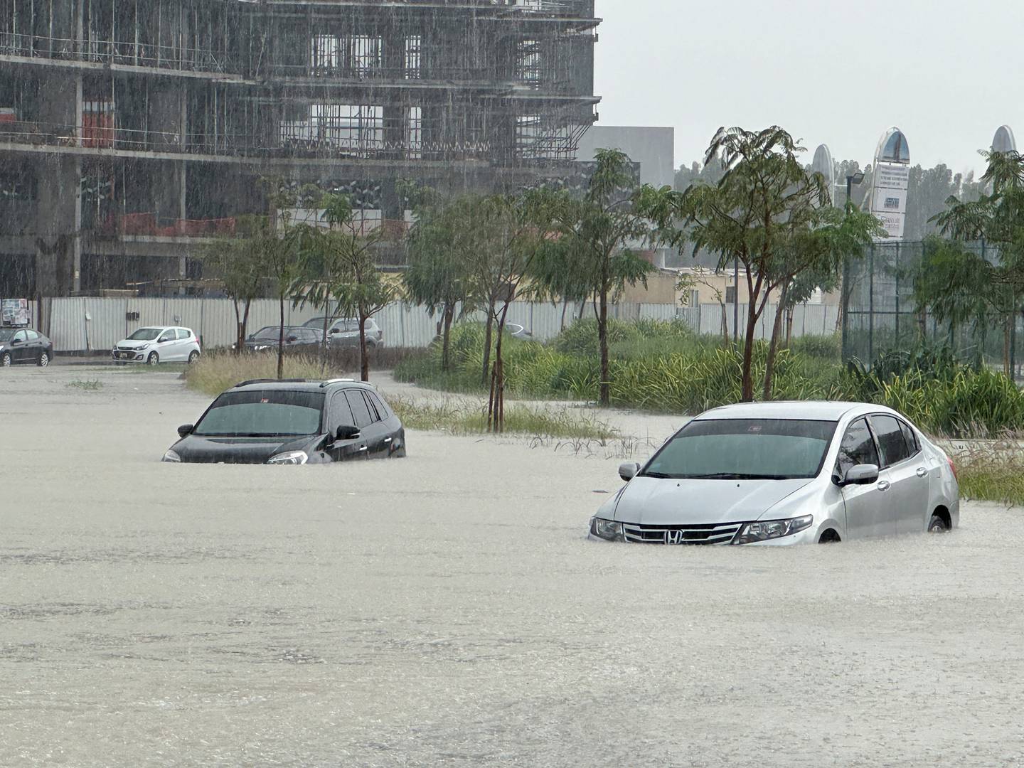 Varios automóviles circulan por una calle inundada durante una tormenta en Dubái, Emiratos Árabes Unidos. 16 de abril de 2024. REUTERS/Abdel Hadi Ramahi