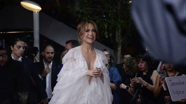 Jennifer López evita hablar de Ben Affleck, pero luce anillo durante visita por México