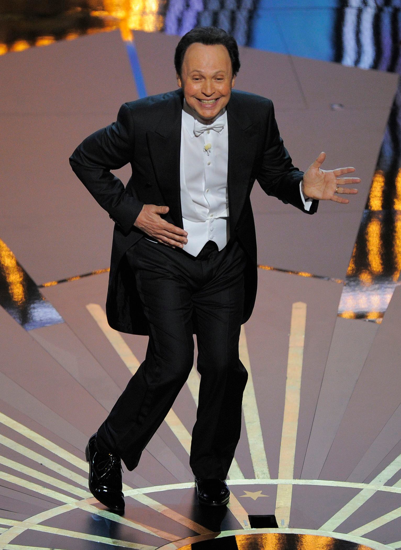 Billy Crystal como anfitrión de la 84a entrega de los Premios de la Academia en Los Angeles el 26 de febrero de 2012. Crystal ha sido anfitrión de los Oscar en nueve ocasiones. (Foto AP/Mark J. Terrill, archivo)