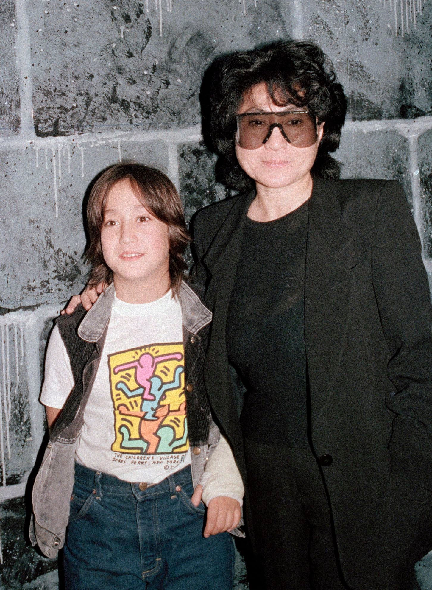 ARCHIVO -  Sean Lennon, izquierda, y su madre Yoko Ono, viuda de John Lennon en Nueva York el 7 de octubre de 1985. El álbum "Gimme Some Truth" con 36 canciones de Lennon fue lanzado el 9 de octubre de 2020 para celebrar el cumpleaños 80 del músico. (Foto AP/David Bookstaver, archivo)