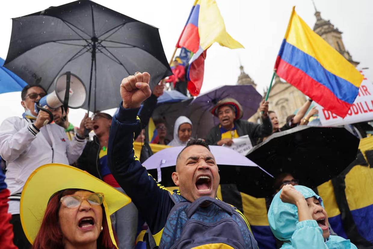 Manifestantes protestan contra las reformas del presidente colombiano Gustavo Petro en los sectores de salud, jubilación, empleo y prisiones, en Bogotá, Colombia | FOTO Reuters