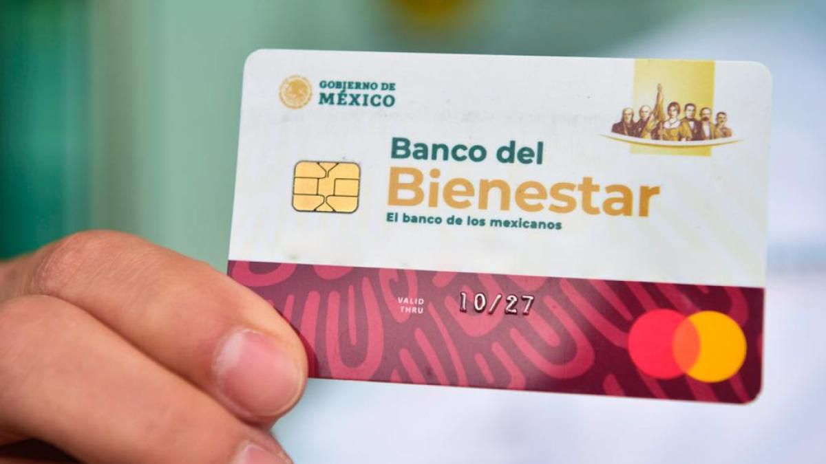Usuarios sostiene y muestra su tarjeta del Banco del Bienestar.
