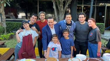 César Évora celebra su cumpleaños acompañado de sus compañeros de telenovela
